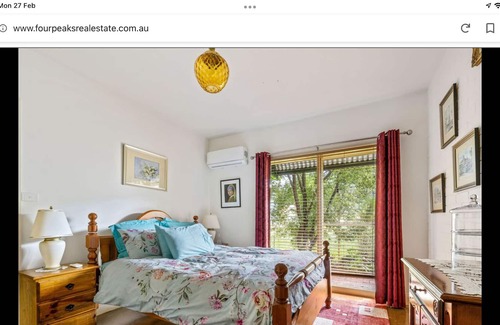 Tawonga South Apartment | Neverinn downstairs is in the heart of town, close to all your needs