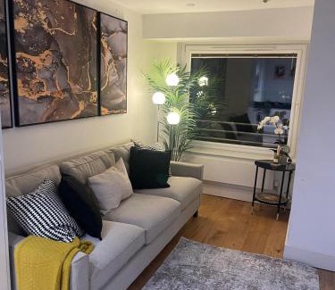Fairfield Apartment | New 1 Bed Apartment 12 mins to Central London and Gatwick Airport