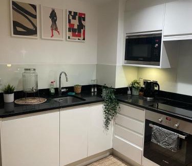 Fairfield Apartment | New 1 Bed Apartment 12 mins to Central London and Gatwick Airport