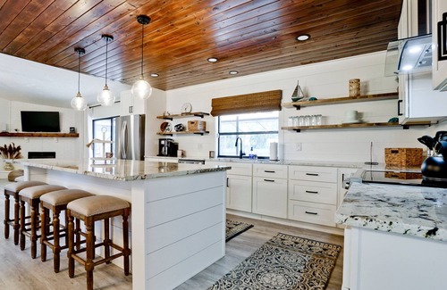 Palma Sola House | 🏝️NEW! 10% off per week, Beach 6 miles, Free Pool Heat, Remodel, 4BR 2500sf