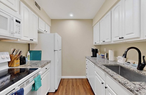 Uptown Condo | NEW 2-bed/2-bath condo in serene Uptown walk to 3 Malls/restaurants/movies