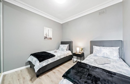 Bankstown House | New 2 Bedroom House 500m to Mall with Free Parking