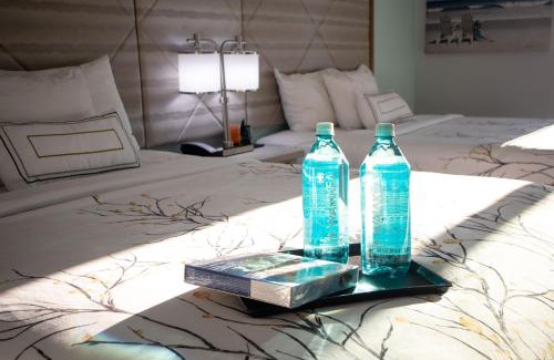 Kill Devil Hills Hotel | New 2025-Ocean Sands Beach Boutique Inn-Sauna and Salt-Mineral Pool -Free Beach Bikes and Famous Beach-Nightly Popcorn-Bathrobes and Sunscreen in all rooms-Ultra Sparkling Certified-Free Laundry-4 Grand Presidential Black Beds in all rooms