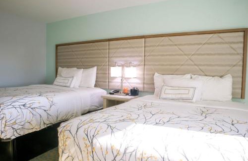 Kill Devil Hills Hotel | New 2025-Ocean Sands Beach Boutique Inn-Sauna and Salt-Mineral Pool -Free Beach Bikes and Famous Beach-Nightly Popcorn-Bathrobes and Sunscreen in all rooms-Ultra Sparkling Certified-Free Laundry-4 Grand Presidential Black Beds in all rooms