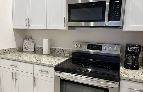 Cape Coral House | NEW 3 Bed 2 Bath with Full Size Kitchen Vacation Home - Free Wifi and Parking