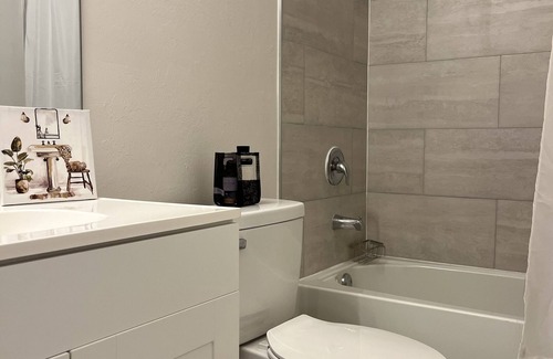 Cape Coral House | NEW 3 Bed 2 Bath with Full Size Kitchen Vacation Home - Free Wifi and Parking