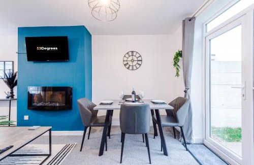 Droylsden House | NEW! 3-Bed Home in Manchester by 53 Degrees Property, Ideal for Contractors & Business Stays, Sleeps 8!
