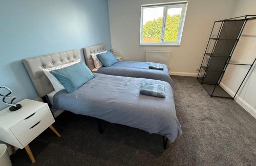 Chepstow Apartment | New 3 Bedroom Flat Close to Station