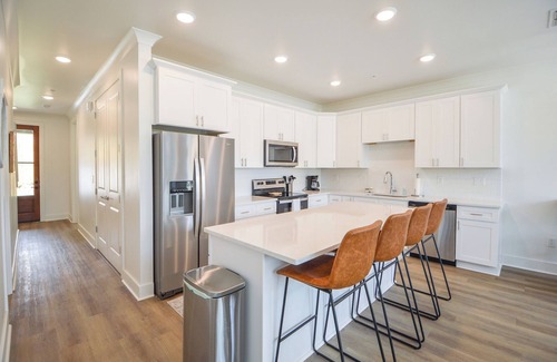 Starkville Condo | New 3BR/3.5BA condo 1.2 miles from MSU and 1.9 miles from the Cotton District!