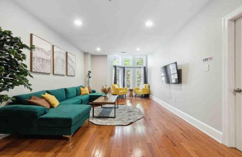Midtown Village Apartment | NEW 4 Bedroom - 4 Bathroom Center City with Private Rooftop Terrace Sleeps 20)