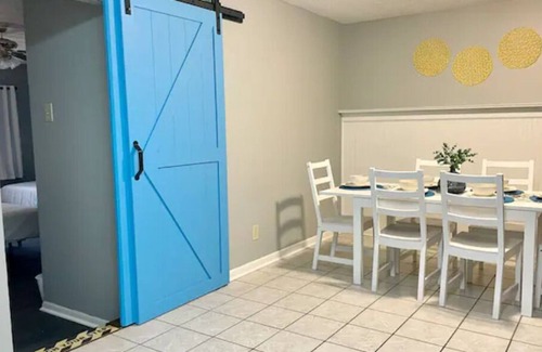 Acton House | *New* 4 Bedrooms, 10 min to Downtown, Sleeps 10!