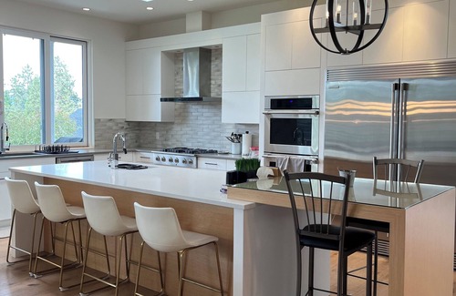 Southwest Mission House | 🏖️☀️NEW! 5 mins to Beaches,Trails,& Wineries. Modern House w/a huge Hot Tub Spa!