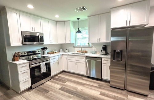 Brenham House | NEW! Air Brenham 1mi to downtown! Pet Friendly!