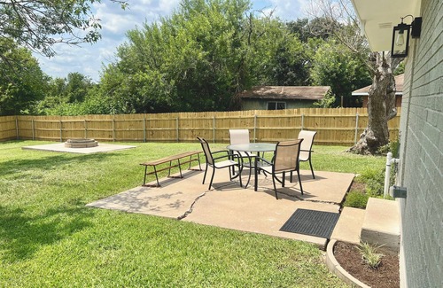 Brenham House | NEW! Air Brenham 1mi to downtown! Pet Friendly!