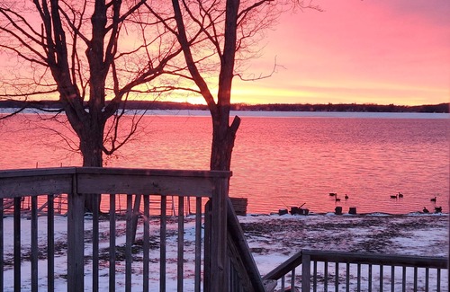 Cumberland Beach Cottage | New and Cozy Lakefront cottage under 1.5hr North of Toronto. Kid-Friendlyn