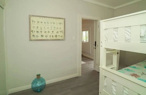 Stockton House | NEW*Beach-house vibe Mins from downtown+beach+mall