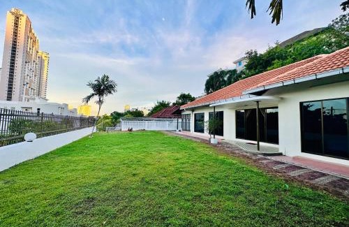 Tanjung Bungah House | (New) Beachside Antique Villa@14 pax