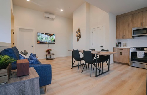 Lincoln Condo | NEW Beautiful & Cozy Condo In Heart of Vancouver. Minutes away from Waterfront