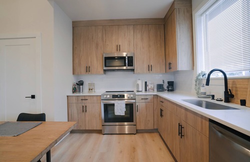 Lincoln Condo | NEW Beautiful & Cozy Condo In Heart of Vancouver. Minutes away from Waterfront