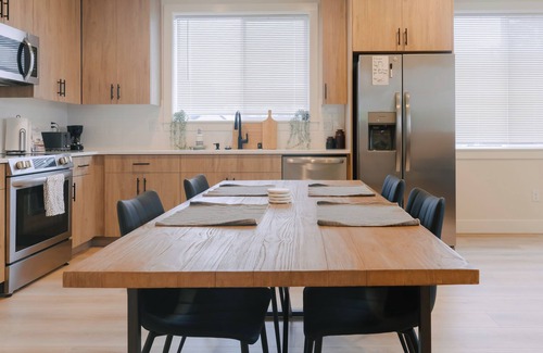 Lincoln Condo | NEW Beautiful & Cozy Condo In Heart of Vancouver. Minutes away from Waterfront