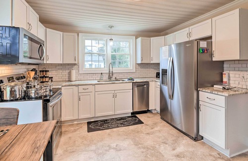 New Bern House | New Bern Retreat w/Fire Pit ~ 1 Mi to Dtwn!