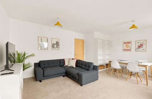 Evelyn Apartment | New! Bright 2BR Flat with Balcony in Leafy Zone 2