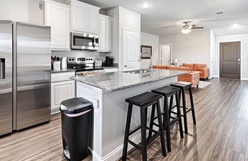 Greenville House | β¨ NEW BUILD 4BD 2BA Cheerful Bright Home! π