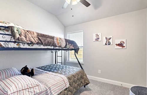 Greenville House | β¨ NEW BUILD 4BD 2BA Cheerful Bright Home! π