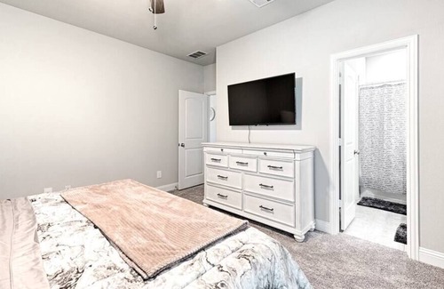 Greenville House | β¨ NEW BUILD 4BD 2BA Cheerful Bright Home! π