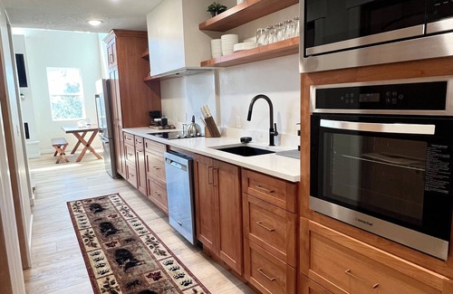 Meadow View Heights Cabin | NEW BUILD, COVERED DECK, GAME ROOM, FAMILY FRIENDLY