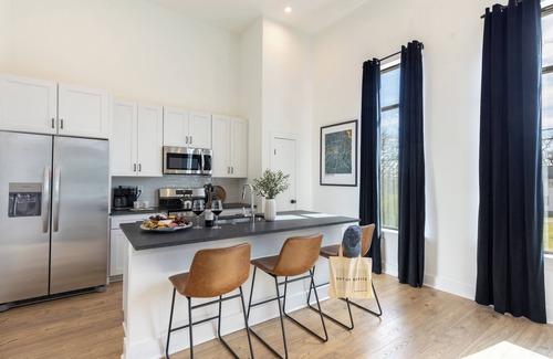 Nashville House | New Build Condo Walk to Dining, Nightlife & Music Near Midtown | The Heights