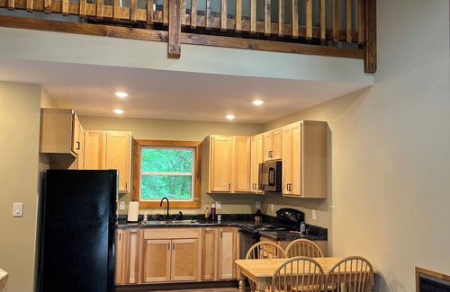 Townsend Cabin | New Built cozy cabin Peaceful Side, Townsend, TN, Laurel Valley, no steep roads