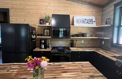 Clayton Cabin | NEW! CAPER Treehouse: modern cabin-HOT TUB VIEWS!