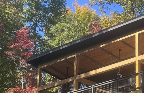 Clayton Cabin | NEW! CAPER Treehouse: modern cabin-HOT TUB VIEWS!
