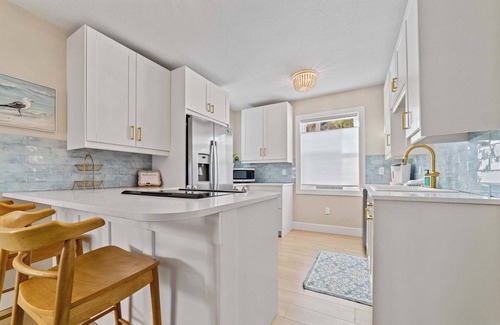 Bellaire House | New Charming 2 Bed, Pets, Walk to Downtown