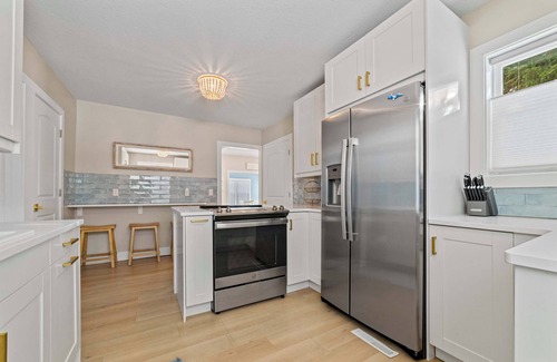 Bellaire House | New Charming 2 Bed, Pets, Walk to Downtown