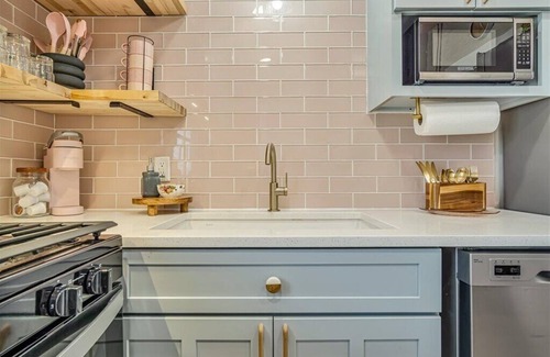 Waterloo Cottage | New Charming 2-bedroom cottage with Patio in Waterloo