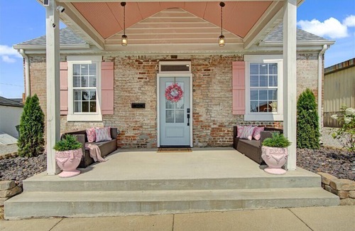 Waterloo Cottage | New Charming 2-bedroom cottage with Patio in Waterloo