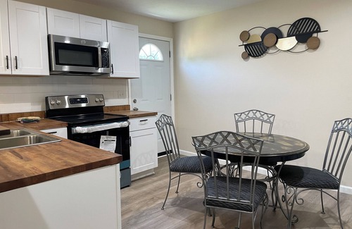 Springfield House | New & Charming 3-bedroom bungalow with WiFi and AC in Springfield Central