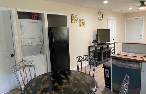Springfield House | New & Charming 3-bedroom bungalow with WiFi and AC in Springfield Central