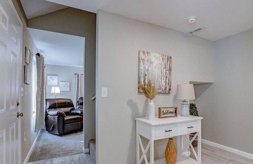 Lindenwald House | New Charming & Comfy~Walk to Restaurants~Backyard!