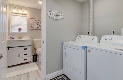 Lindenwald House | New Charming & Comfy~Walk to Restaurants~Backyard!