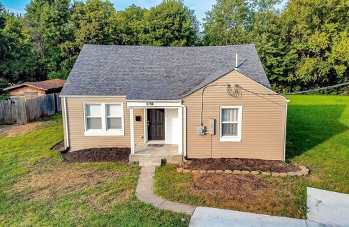 Lindenwald House | New Charming & Comfy~Walk to Restaurants~Backyard!