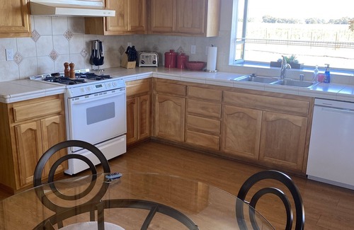 Santa Rosa House | NEW! Charming Vineyard Cottage in the heart of the Russian river wine country!