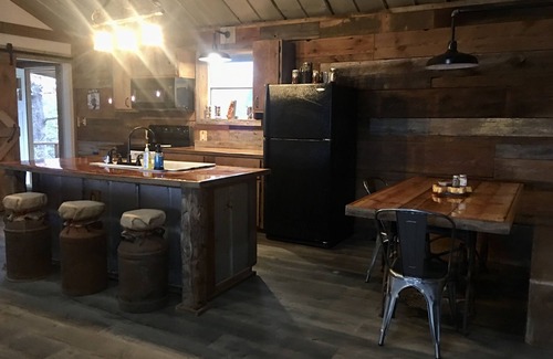 Flippin Cabin | NEW! CJ's Crooked Hideaway-Secluded Cabin Near the White River