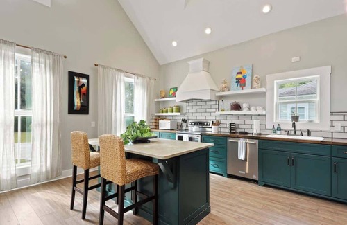 Isle of Hope Historic District House | New! Coastal Cottage Collection 10 min to City