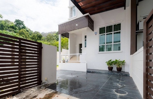 Tanjung Bungah House | New Corner Shamrock Beach Villas Seaview