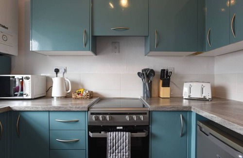 South Hayling Apartment | *New* Cosy 2 Bed Flat with garden nr Beach Sleeps4
