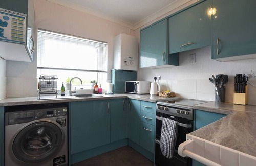 South Hayling Apartment | *New* Cosy 2 Bed Flat with garden nr Beach Sleeps4