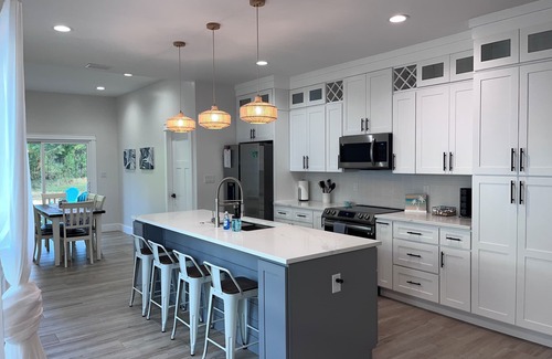 Foley House | New cottage near Sports Complex, OWA, beaches, shopping, restaurants. King bed.